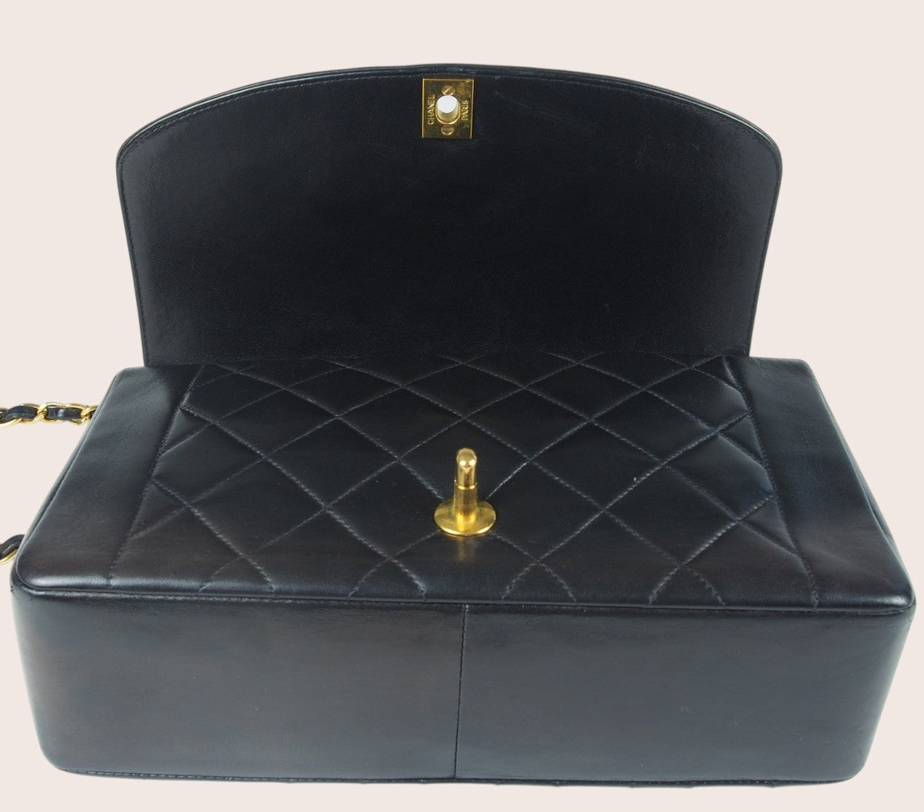 Geöffnete Chanel Diana Vintage Medium Tasche mit klassischem Klappdesign