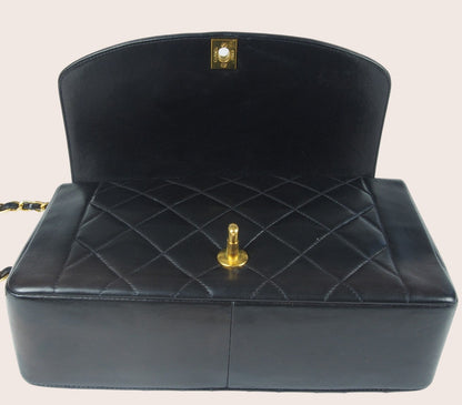 Geöffnete Chanel Diana Vintage Medium Tasche mit klassischem Klappdesign