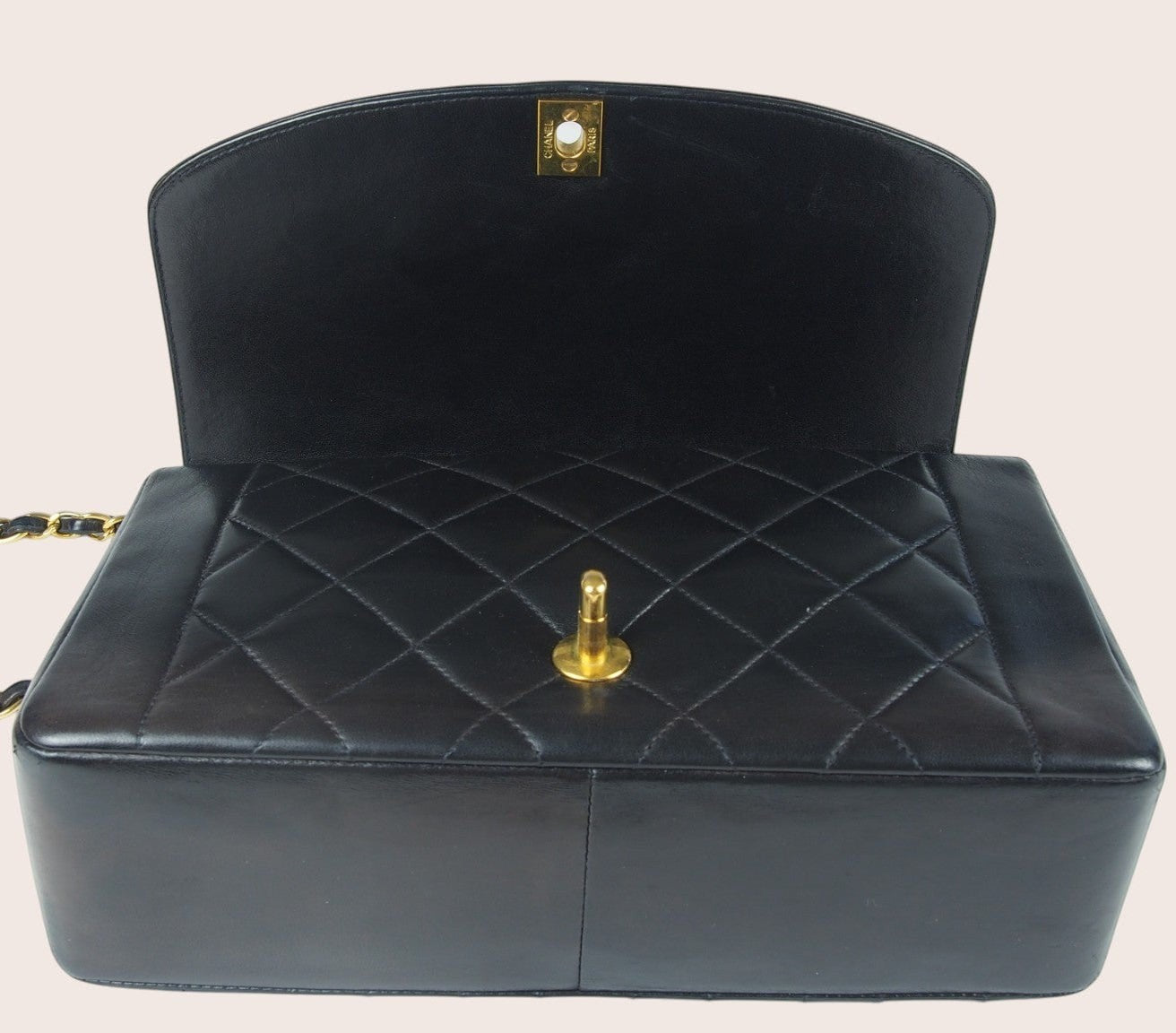 Geöffnete Chanel Diana Vintage Medium Tasche mit klassischem Klappdesign