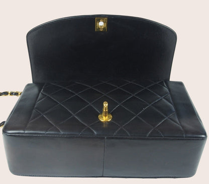 Geöffnete Chanel Diana Vintage Medium Tasche mit klassischem Klappdesign