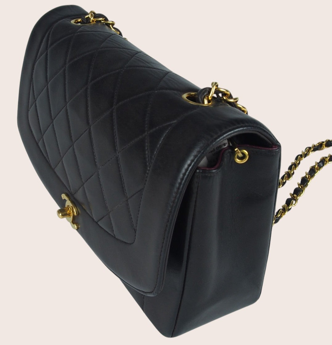 Seitenansicht der Chanel Diana Vintage Medium Tasche aus weichem schwarzem Lammleder