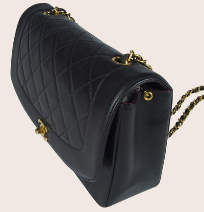 Seitenansicht der Chanel Diana Vintage Medium Tasche aus weichem schwarzem Lammleder
