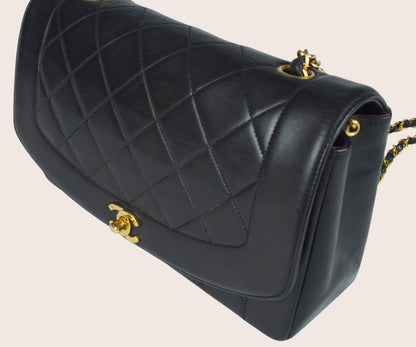 Chanel Diana Vintage Medium in Schwarz mit klassischer Steppung und Kettenschulterriemen