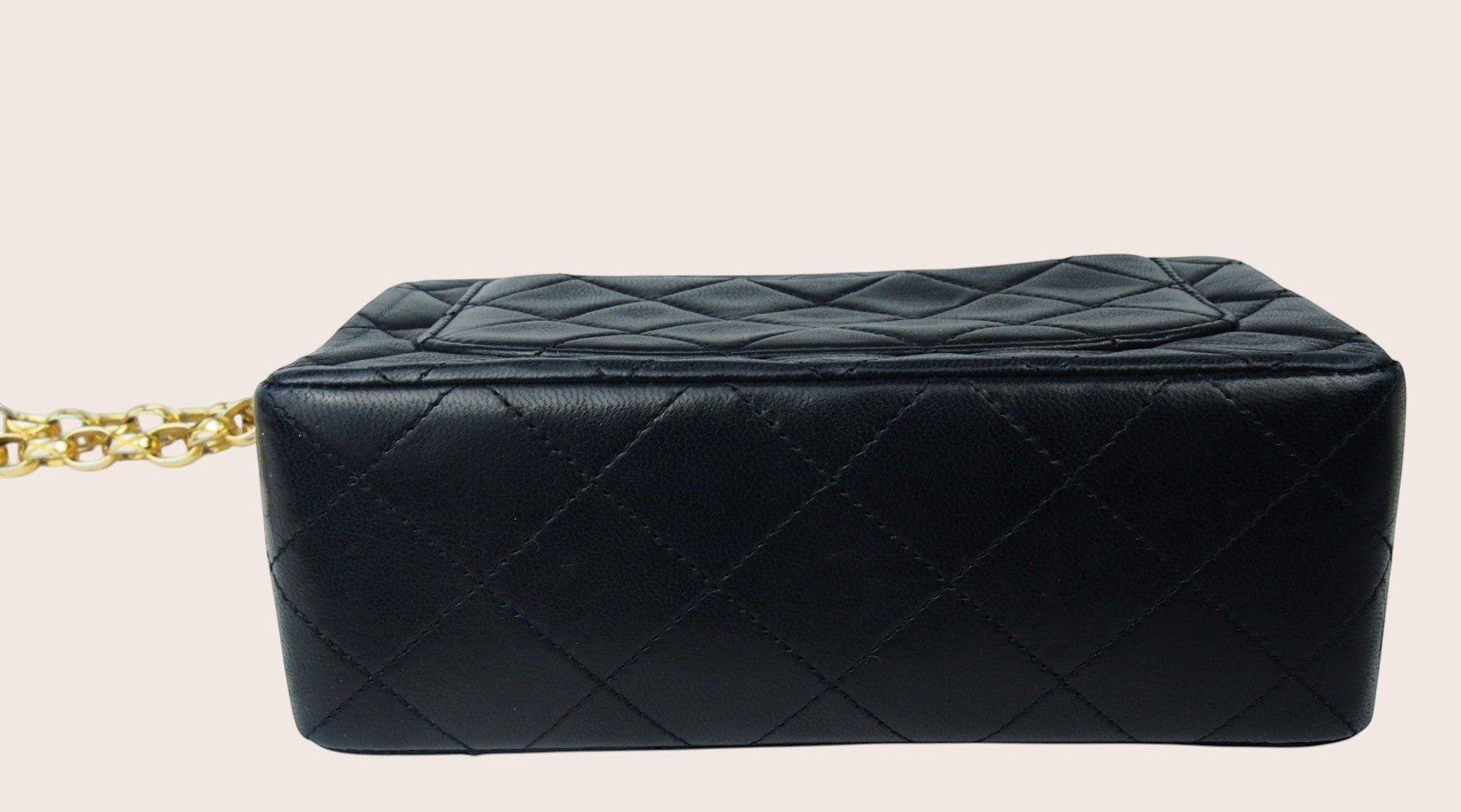 Unterseite der schwarzen Chanel Mini Bijoux Tasche mit Lederecken.