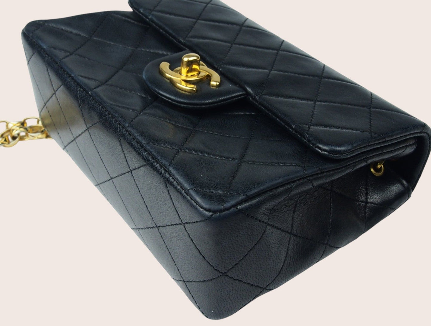 Detailaufnahme der unteren vorderen linken Ecke der schwarzen Chanel Mini Bijoux Tasche.