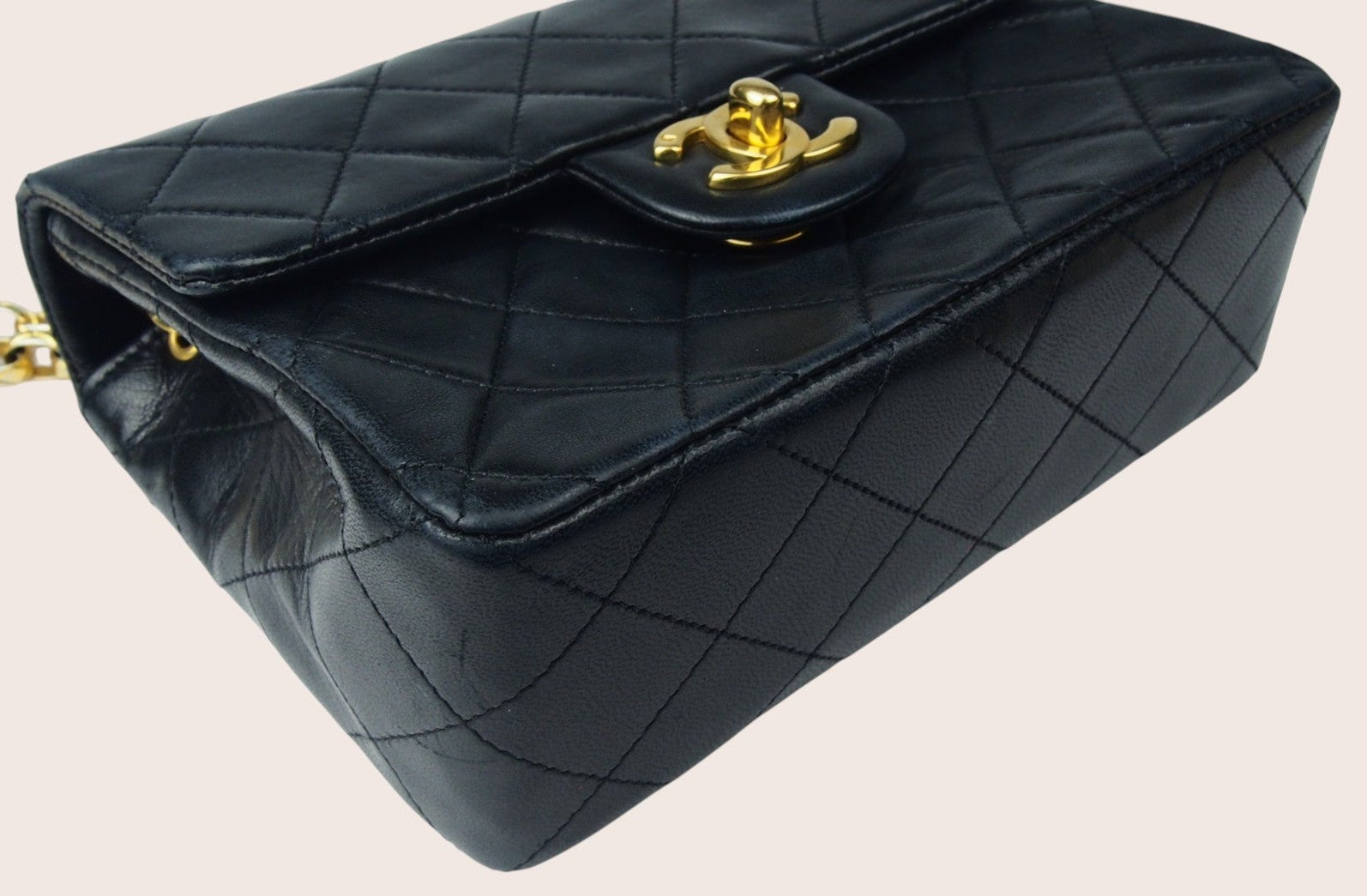 Detailaufnahme der unteren vorderen rechten Ecke der schwarzen Chanel Mini Bijoux Tasche.