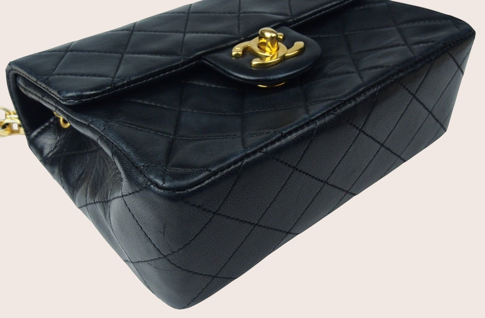 Detailaufnahme der unteren vorderen rechten Ecke der schwarzen Chanel Mini Bijoux Tasche.