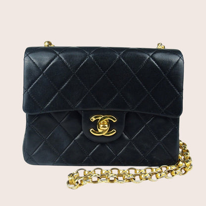 Schwarze Chanel Mini Bijoux Tasche aus gestepptem Leder mit goldfarbenem CC-Verschluss und Kettenriemen, Frontansicht.