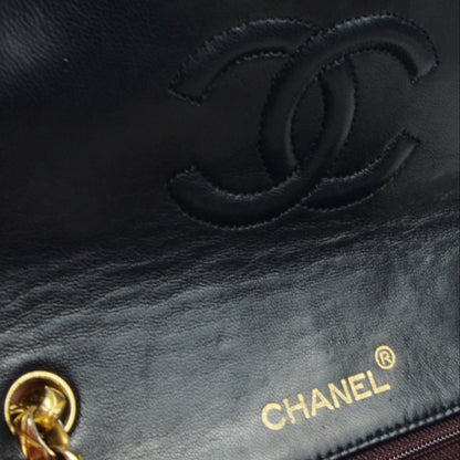 Geöffnete schwarze Chanel Mini Bijoux Tasche mit Blick in das Hauptfach.