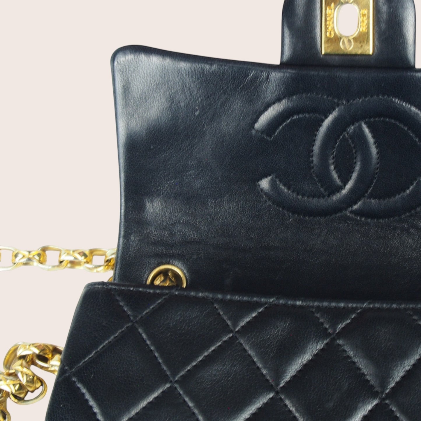 Geöffnete schwarze Chanel Mini Bijoux Tasche mit Blick in das Hauptfach.
