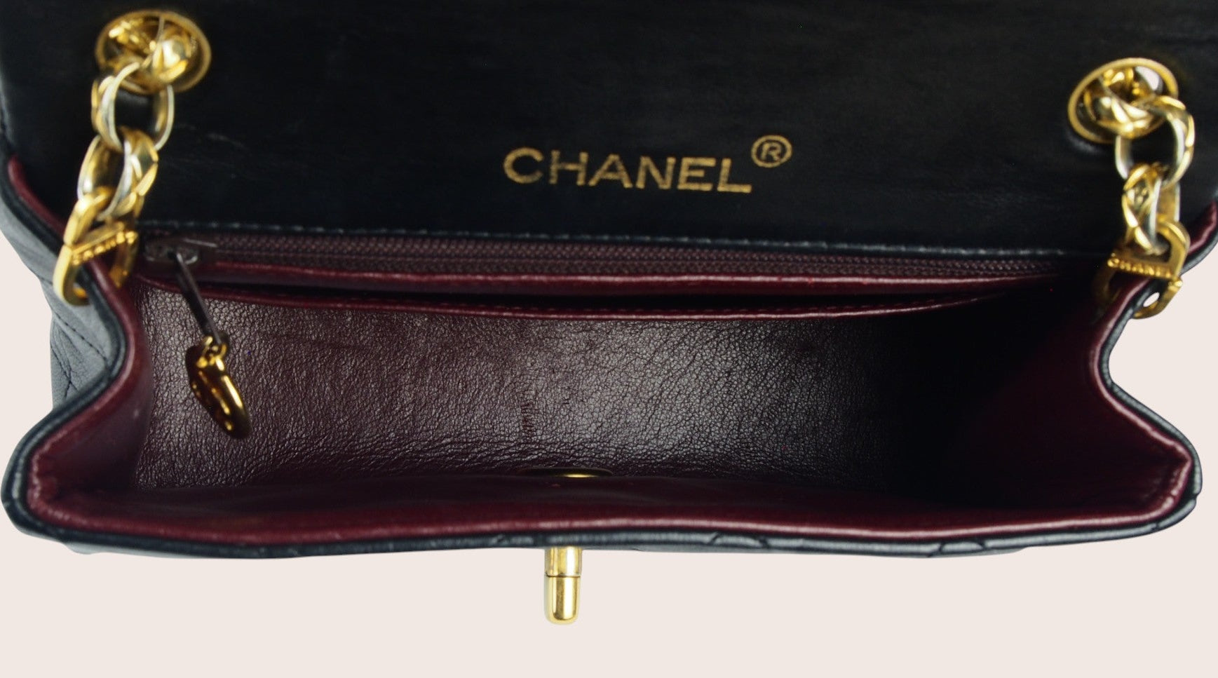 Innenfach der Chanel Mini Bijoux Tasche mit Reißverschluss und Lederfutter.