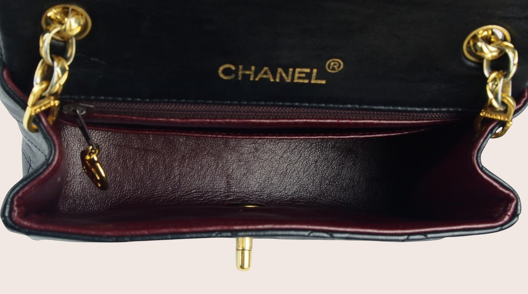Innenfach der Chanel Mini Bijoux Tasche mit Reißverschluss und Lederfutter.