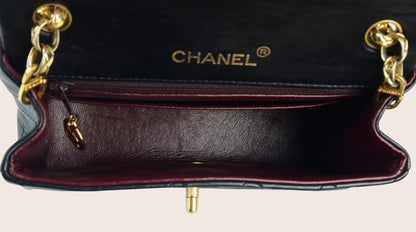 Innenfach der Chanel Mini Bijoux Tasche mit Reißverschluss und Lederfutter.