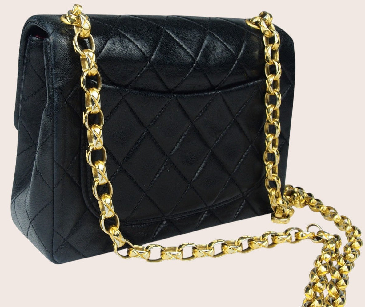 Rückansicht der schwarzen Chanel Mini Bijoux Tasche mit klassischem Rautensteppmuster.