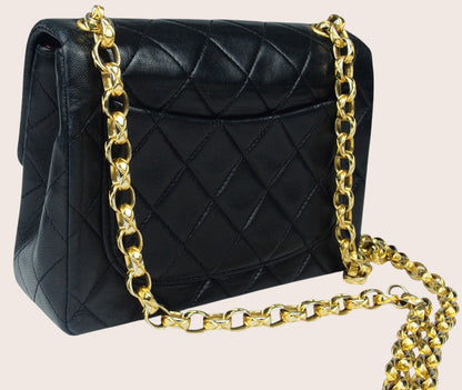 Rückansicht der schwarzen Chanel Mini Bijoux Tasche mit klassischem Rautensteppmuster.