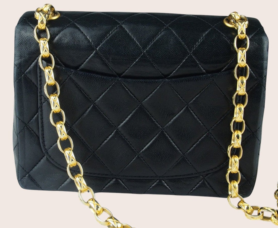 Rückansicht der schwarzen Chanel Mini Bijoux Tasche mit klassischem Rautensteppmuster.