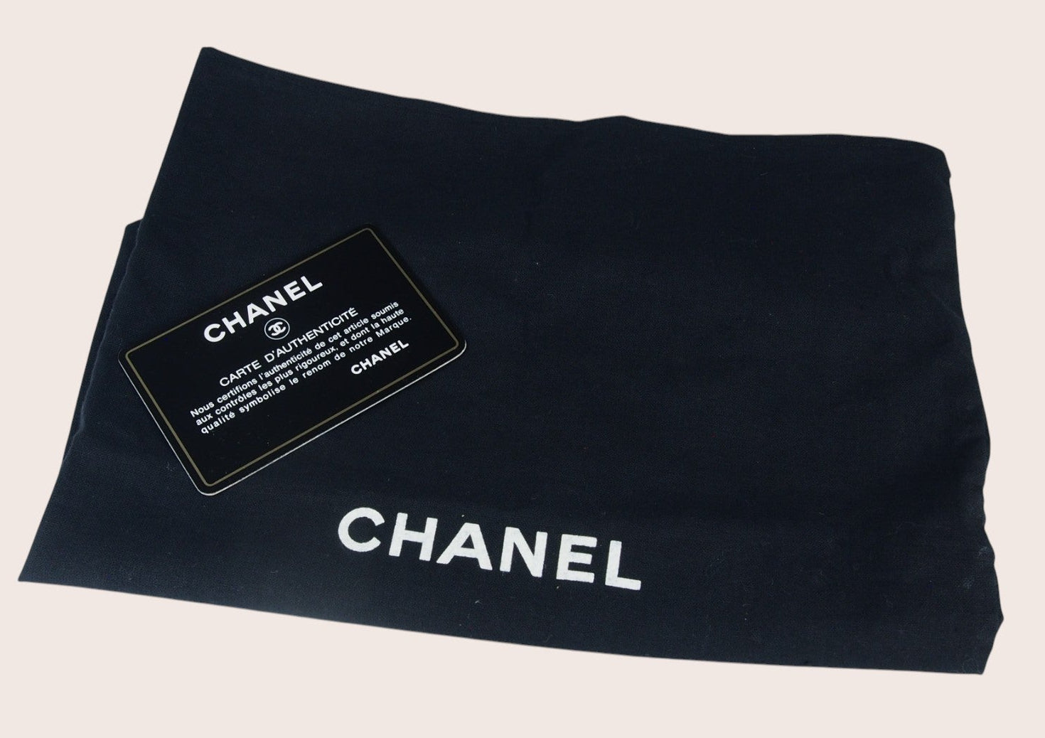 Chanel Authentizitätskarte zur schwarzen Chanel Mini Bijoux Tasche. Schwarzer Chanel Staubbeutel mit weißem Chanel-Logo.