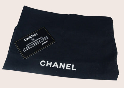 Chanel Authentizitätskarte zur schwarzen Chanel Mini Bijoux Tasche. Schwarzer Chanel Staubbeutel mit weißem Chanel-Logo.