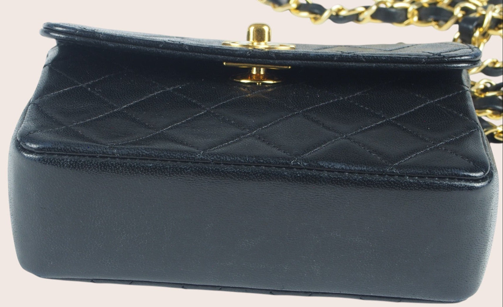 Unterseite der schwarzen Chanel Mini Tasche mit Lederboden.