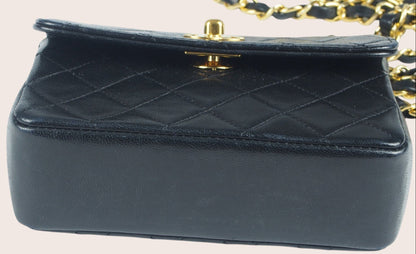 Unterseite der schwarzen Chanel Mini Tasche mit Lederboden.