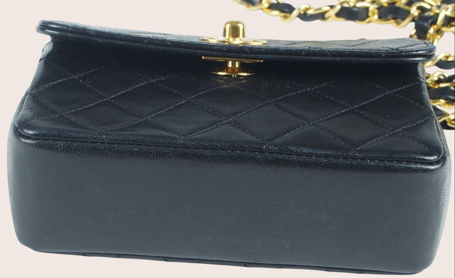 Unterseite der schwarzen Chanel Mini Tasche mit Lederboden.