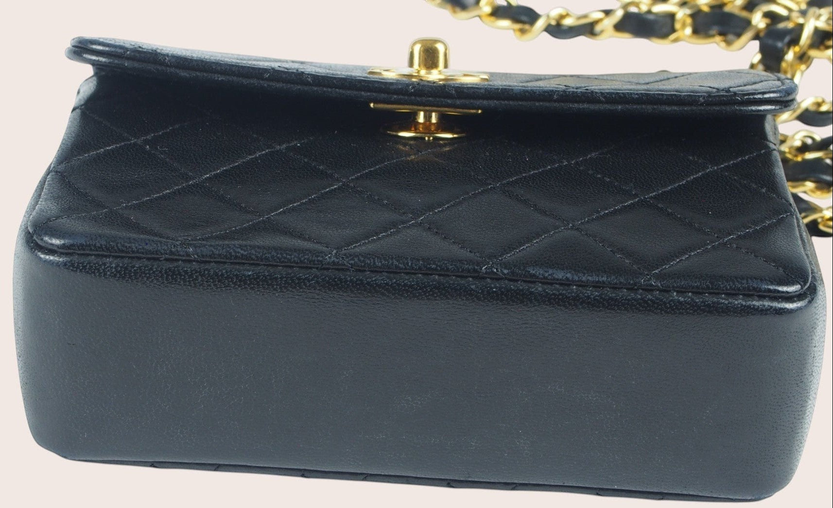 Unterseite der schwarzen Chanel Mini Tasche mit Lederboden.