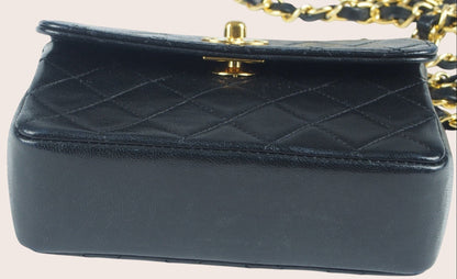 Unterseite der schwarzen Chanel Mini Tasche mit Lederboden.