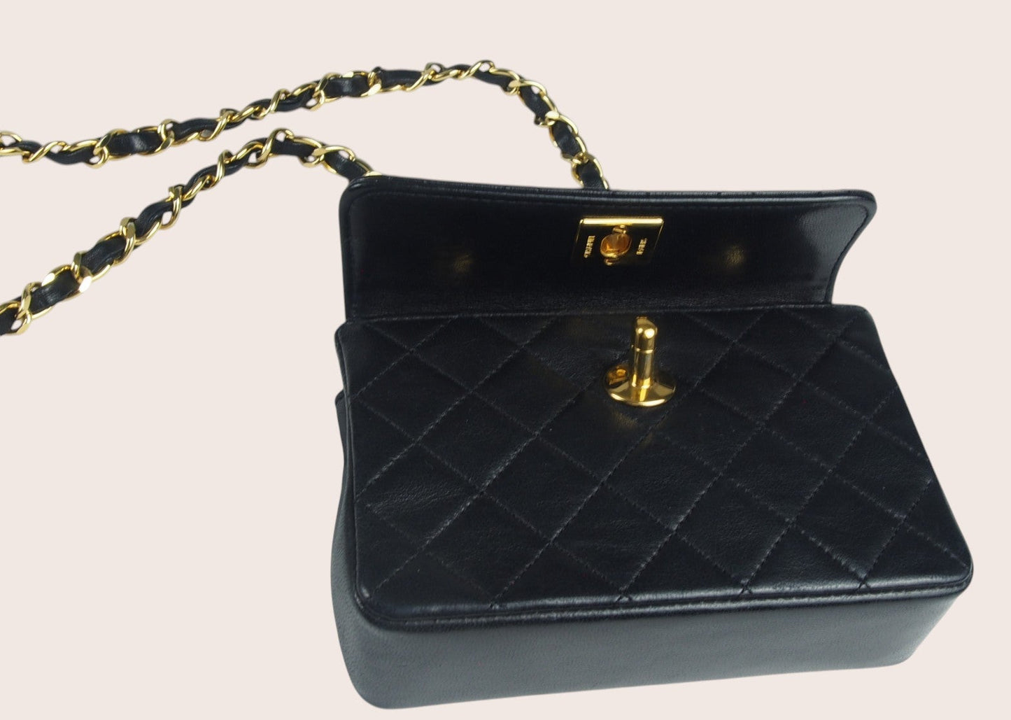 Geöffnete schwarze Chanel Mini Tasche mit Blick in das Hauptfach.