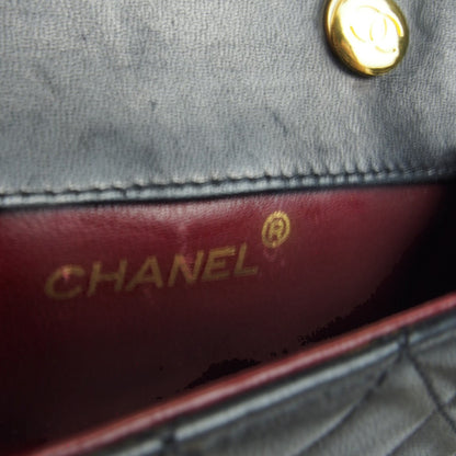 Detailaufnahme des geprägten Chanel Logos im Innenfutter der Chanel Mini Tasche.