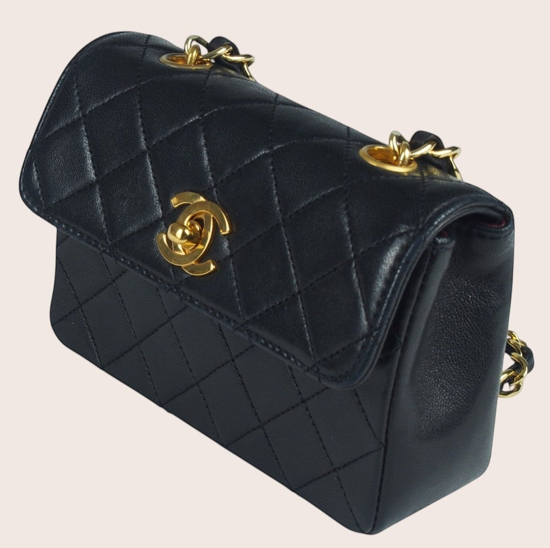 Schräge rechte Seitenansicht der schwarzen Chanel Mini Tasche mit CC-Verschluss.