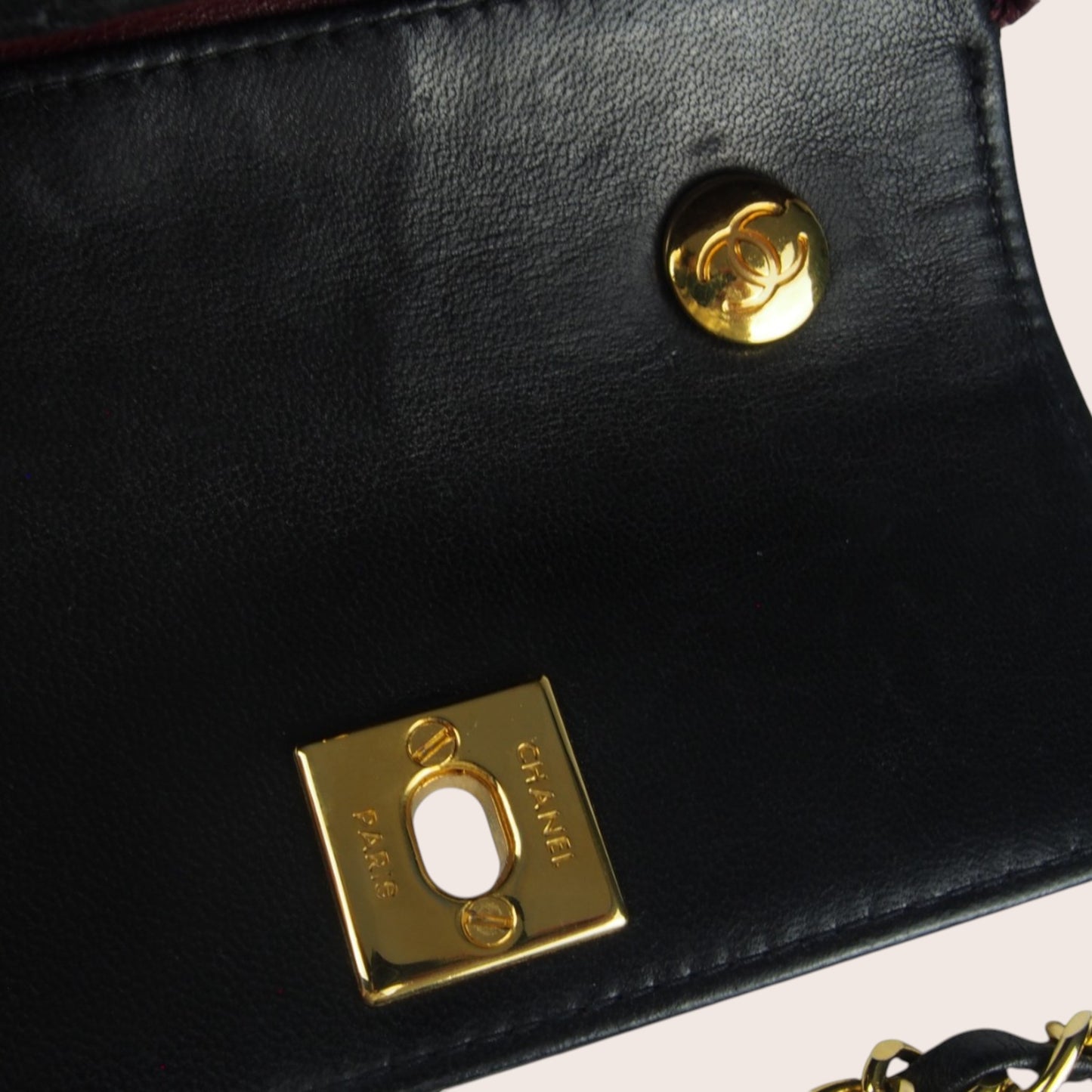 nnenansicht der Chanel Mini Tasche mit goldfarbenem Verschluss.