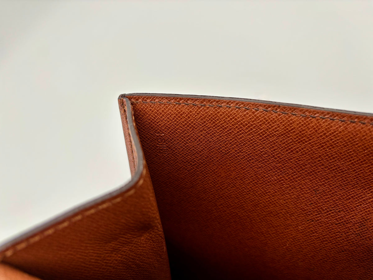 Innenansicht der Tasche mit braunem Futter und verstärkter Ecke