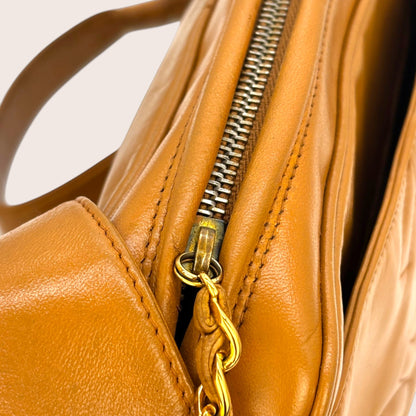 Nandalee Chanel Vintage Camera Bag aus Lammleder in Camel mit Triple CC Steppung und Quaste. Verstellbarer Schultergurt.