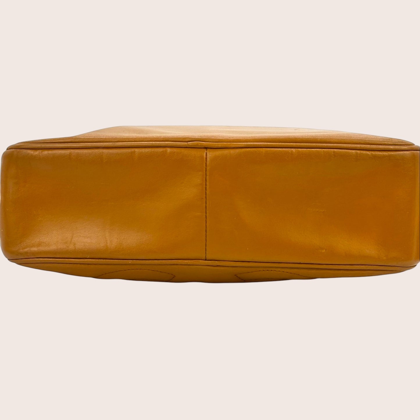 Nandalee Chanel Vintage Camera Bag aus Lammleder in Camel mit Triple CC Steppung und Quaste. Ein ikonisches Vintage-Accessoire.