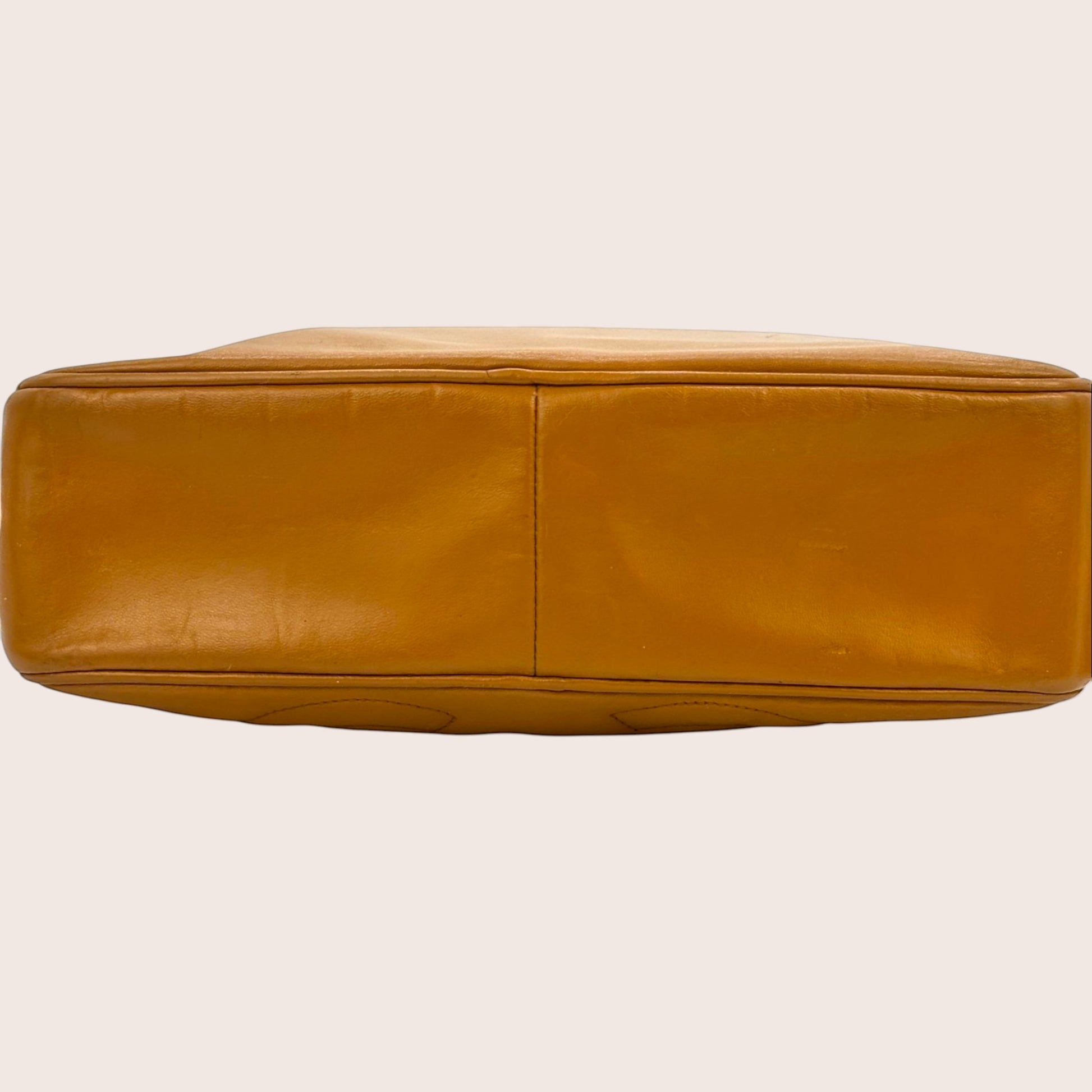 Nandalee Chanel Vintage Camera Bag aus Lammleder in Camel mit Triple CC Steppung und Quaste. Ein ikonisches Vintage-Accessoire.