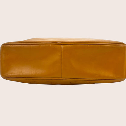 Nandalee Chanel Vintage Camera Bag aus Lammleder in Camel mit Triple CC Steppung und Quaste. Ein ikonisches Vintage-Accessoire.