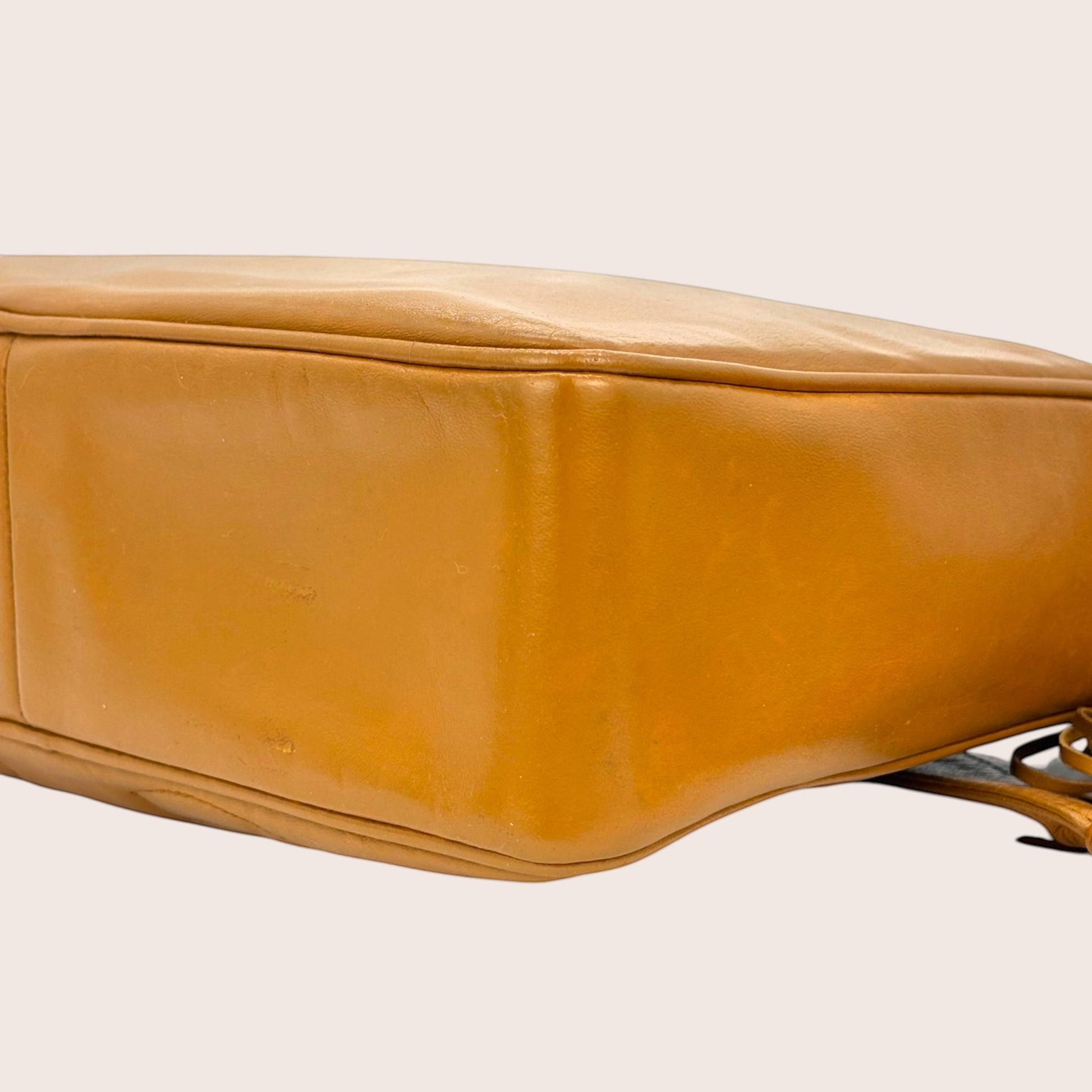 Nandalee Chanel Vintage Camera Bag aus Lammleder in Camel mit Triple CC Steppung und Quaste