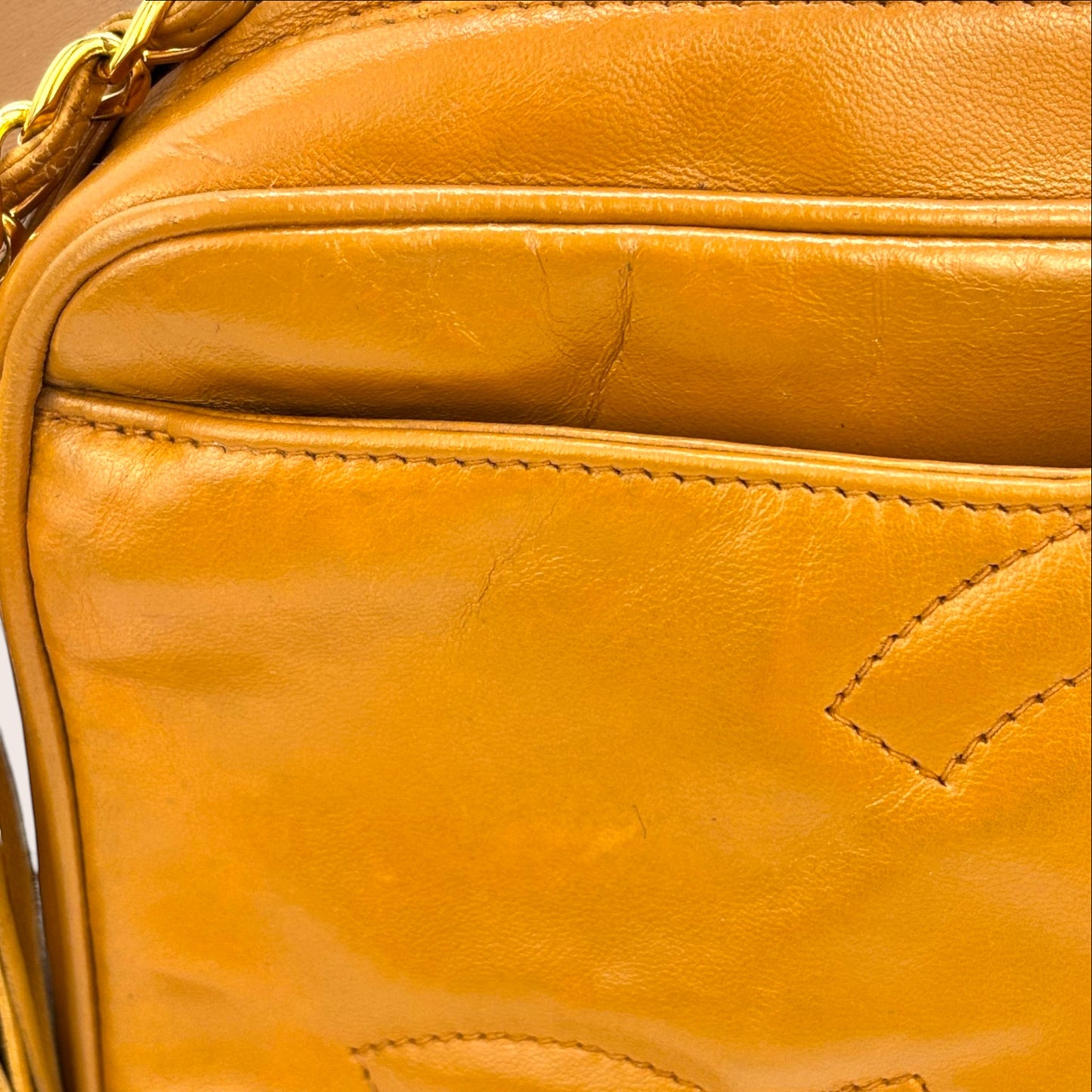 Nandalee Chanel Vintage Camera Bag aus Lammleder in Camel mit Triple CC Steppung und Quaste. Ideal für den Alltag.