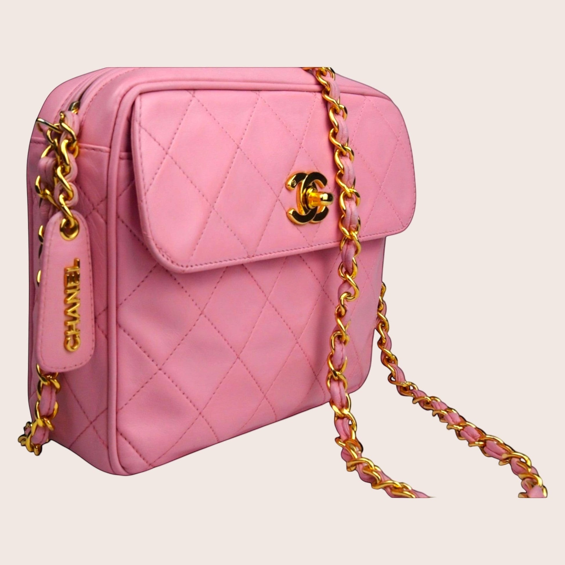 Nandalee Chanel Vintage Crossbody Tasche in Barbie Pink. Lammleder mit Rautensteppung und goldfarbener Hardware.