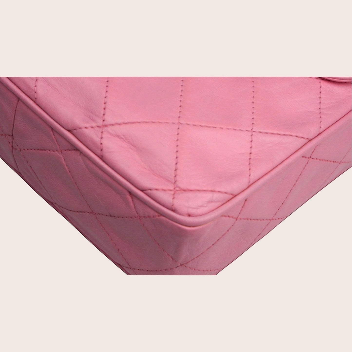 Nandalee Chanel Vintage Crossbody Tasche aus Lammleder in Barbie Pink mit Rautensteppung und goldfarbener Hardware.