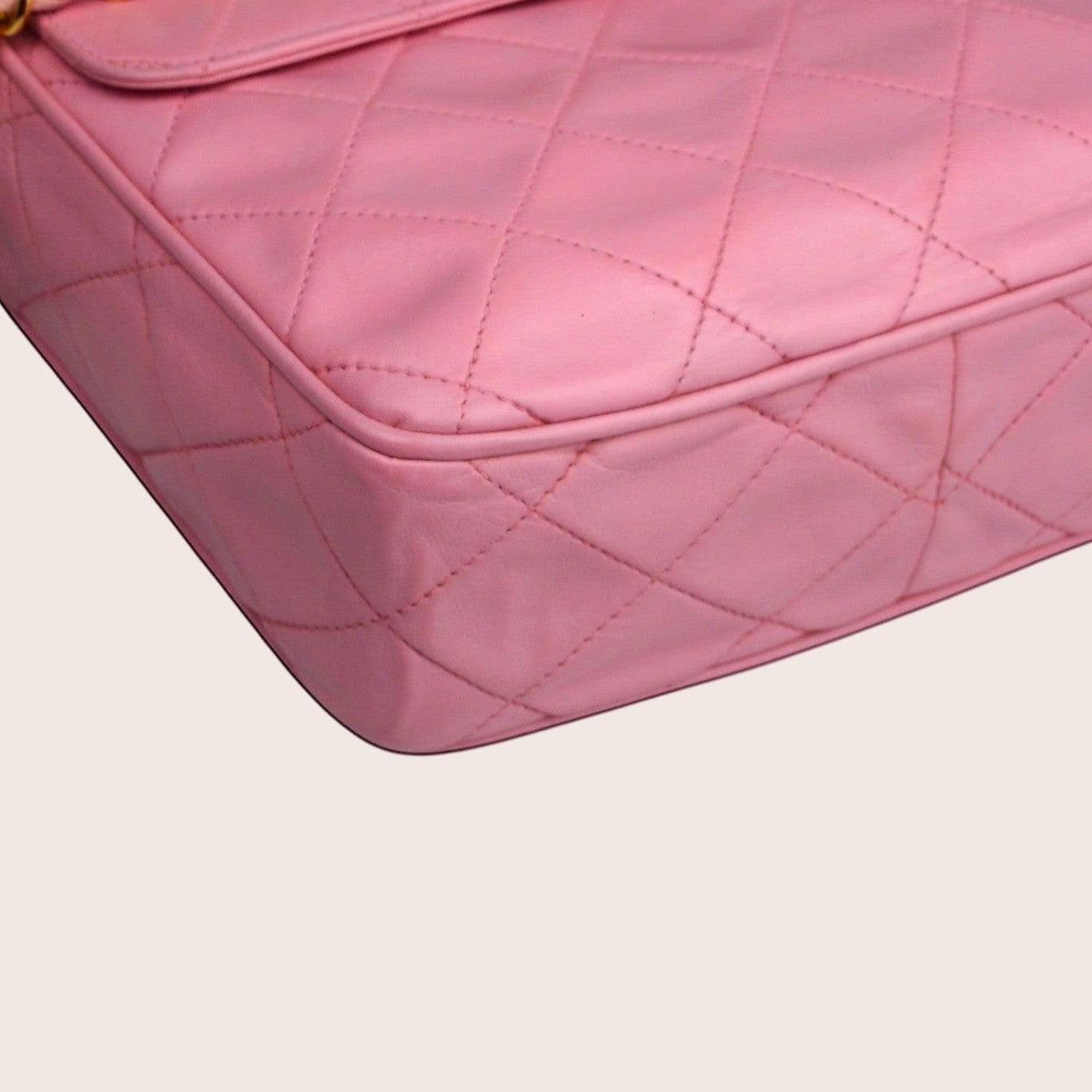 Nandalee Chanel Vintage Crossbody Tasche aus Lammleder in Barbie Pink mit Rautensteppung und goldfarbener Hardware.