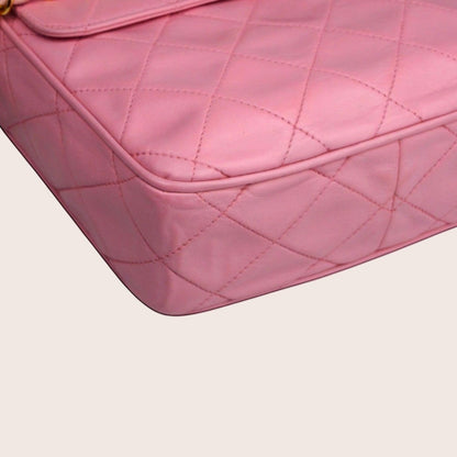 Nandalee Chanel Vintage Crossbody Tasche aus Lammleder in Barbie Pink mit Rautensteppung und goldfarbener Hardware.