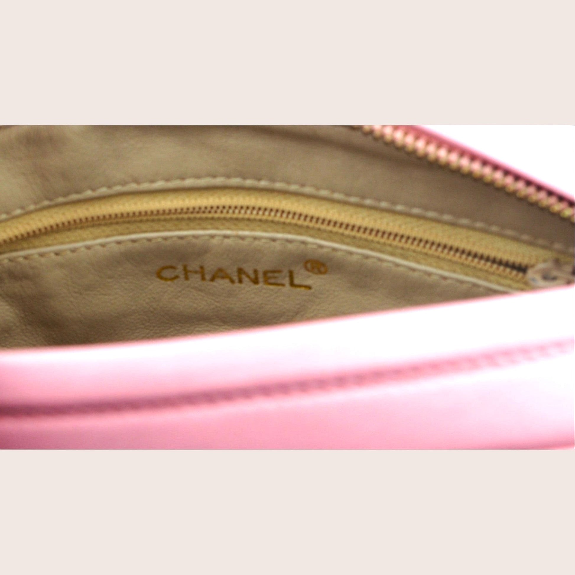 Nandalee Chanel Vintage Crossbody Tasche in Barbie Pink aus Lammleder mit goldfarbener Hardware und Rautensteppung.