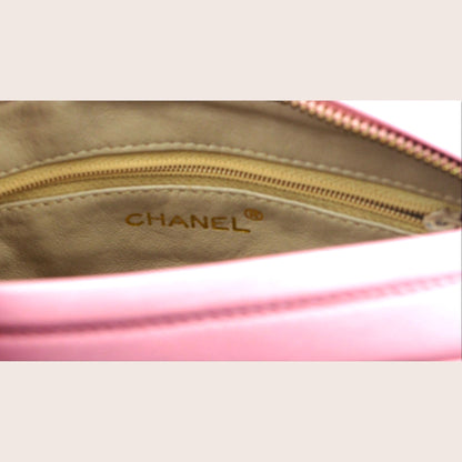 Nandalee Chanel Vintage Crossbody Tasche in Barbie Pink aus Lammleder mit goldfarbener Hardware und Rautensteppung.