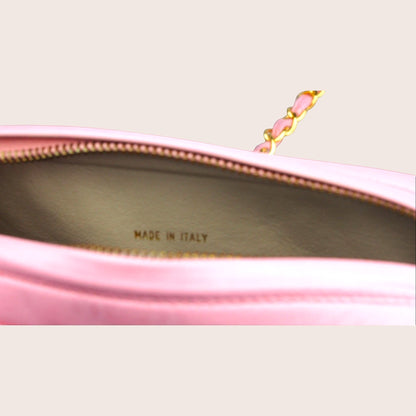 Nandalee Chanel Vintage Crossbody Tasche in Barbie Pink, Lammleder mit goldfarbener Hardware und Rautensteppung.