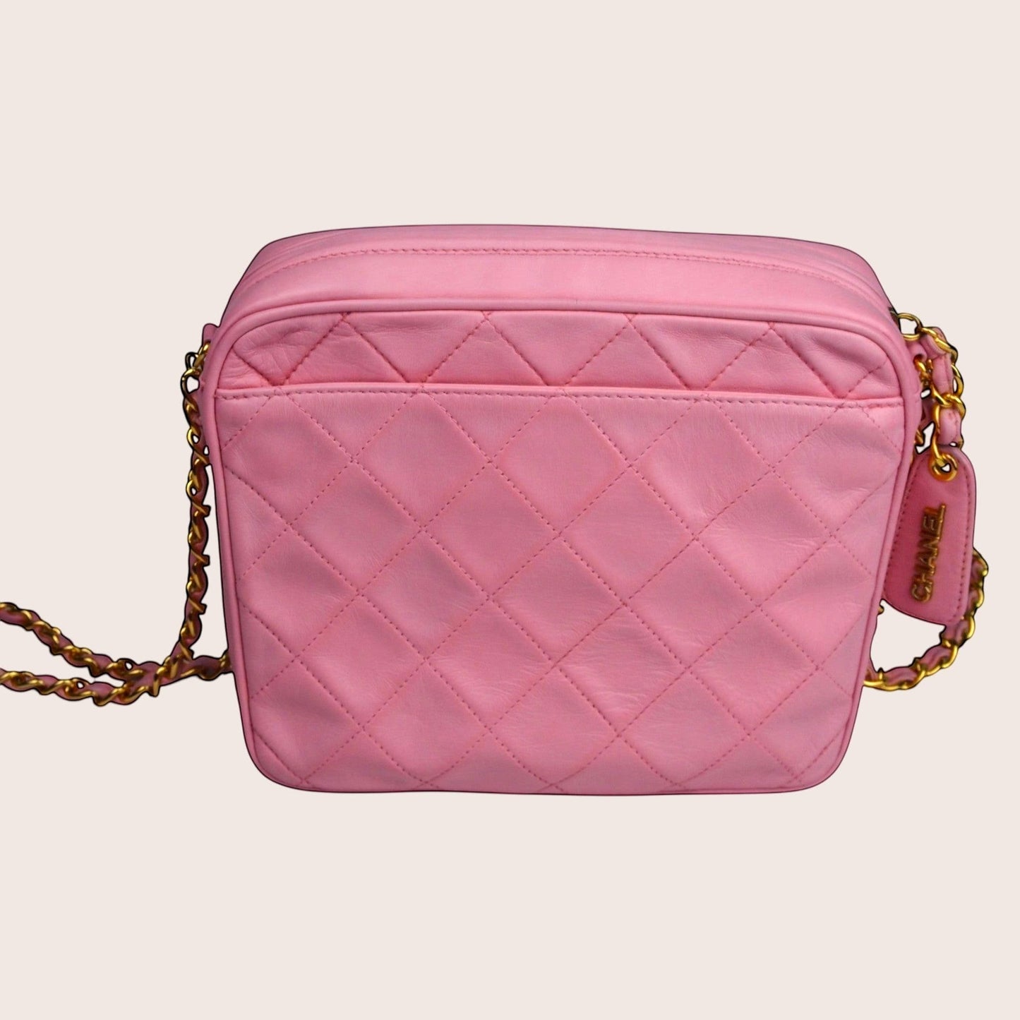 Nandalee Chanel Vintage Crossbody Tasche in Barbie Pink. Lammleder mit Rautensteppung und goldfarbener Hardware.