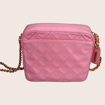 Nandalee Chanel Vintage Crossbody Tasche in Barbie Pink. Lammleder mit Rautensteppung und goldfarbener Hardware.
