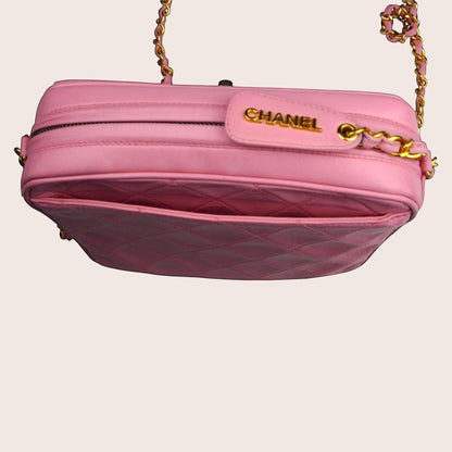 Nandalee Chanel Vintage Crossbody Tasche in Barbie Pink aus Lammleder mit Rautensteppung und goldener Hardware.