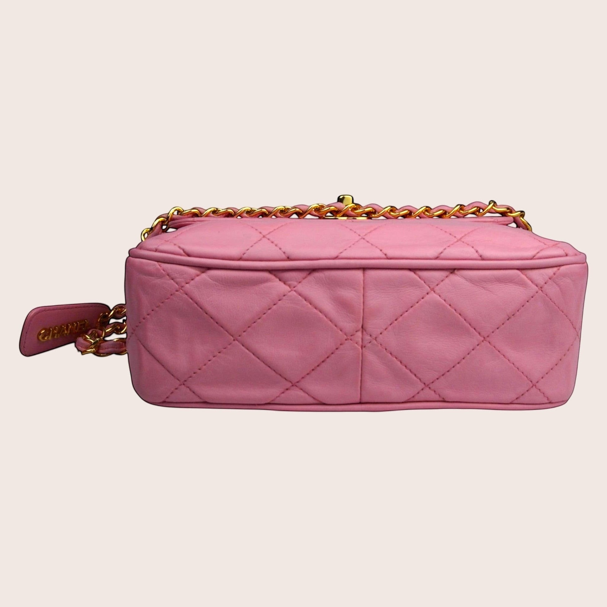 Nandalee Chanel Vintage Crossbody Tasche in Barbie Pink aus Lammleder mit Rautensteppung und goldfarbener Hardware.