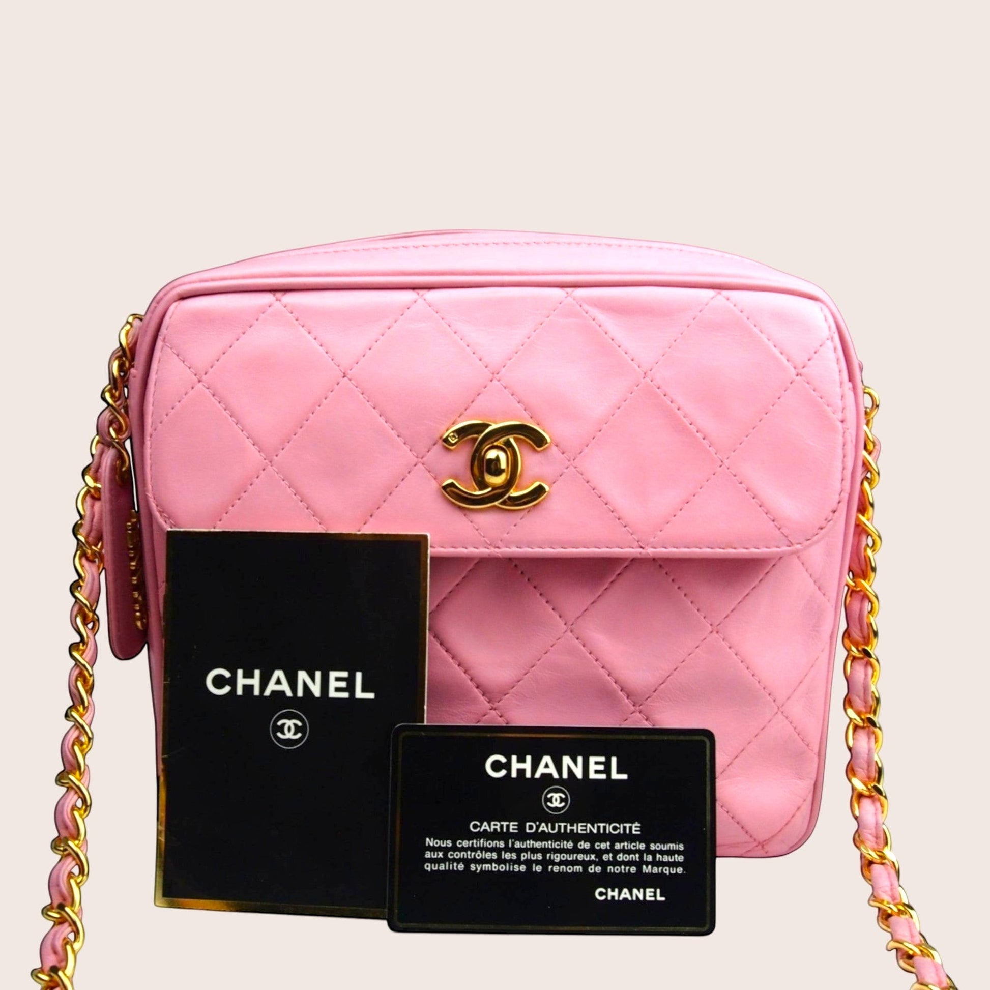 Nandalee Chanel Vintage Crossbody Tasche in Barbie Pink aus Lammleder mit Rautensteppung und goldfarbener Hardware.